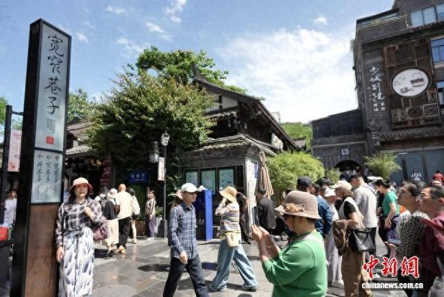 5月4日，“五一”假期临近收官，四川成都宽窄巷子景区内游人如织，街巷间人头攒动。 记者 安源 摄