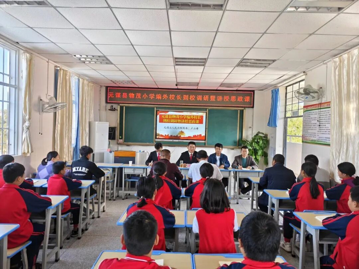 楚雄州彝族自治州元谋县物茂乡，“编外校长”进课堂讲思政课。杨雪菲 摄
