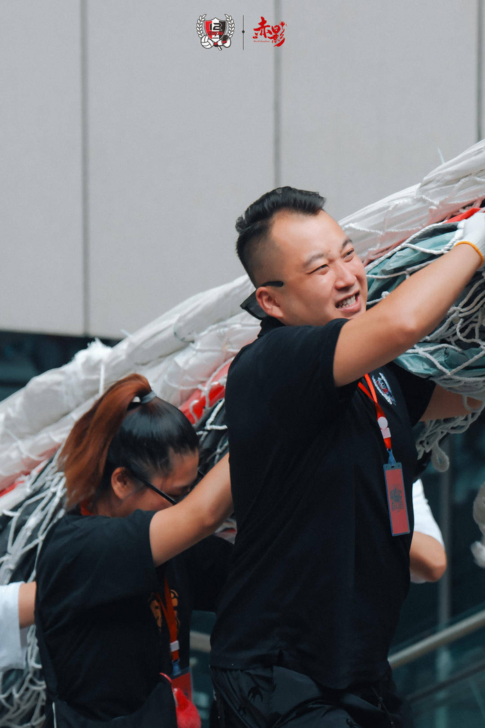 球迷们搬运TIFO （图片来自刀锋球迷协会）