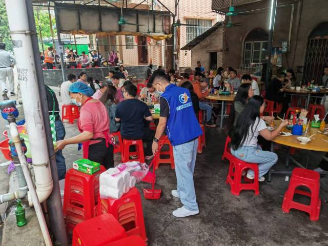 港口镇就业驿站工作人员自发到场帮忙，打扫店铺卫生。 受访者 供图