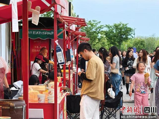 演唱会场馆外配套餐饮。五粮液文化体育中心供图