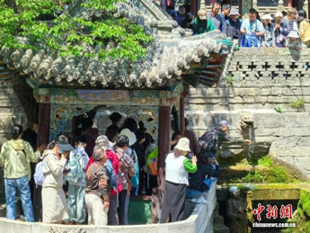 游客在晋祠博物馆难老泉。胡健 摄