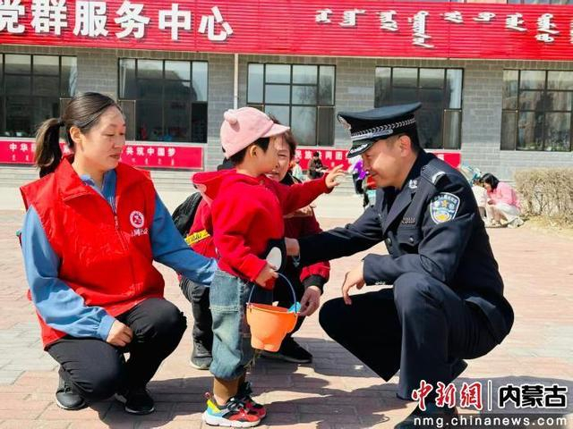 社区民警与网格员联合深入辖区日常走访。青云 摄