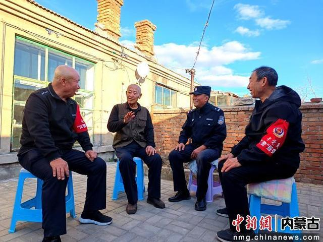 通辽公安老党员“义警”服务队协助公安机关开展风险排查。于知峰 摄