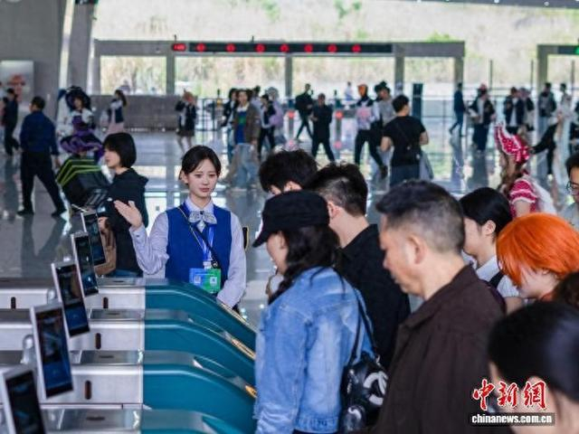 “五一”假期期间西博城地铁站一角。成都轨道集团供图