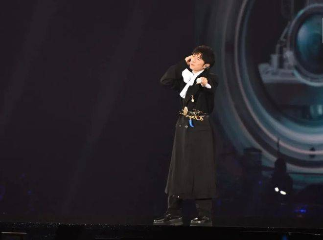  接下来的表演中，他演唱了《骚灵情歌》、《青春告别式》、《只是太爱你》以及《樱花树下》，情感饱满，感染力十足。他更带领全场观众大合唱两次，现场气氛热烈非凡，并在表演中两度单膝下跪，将情感和敬意完美融合在舞台之上，让人印象深刻。