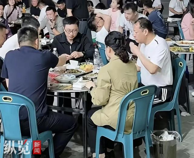 5月5日晚宿州市委书记带队“撸串”，对邵三虎的店铺进行支持。（来源/视频截图）