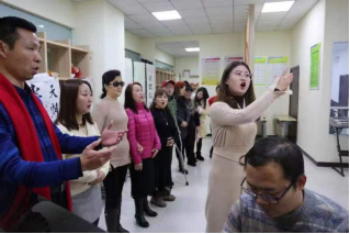 图为肖琴向居民教授声乐知识