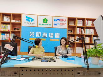 图为肖琴正在接受主持人志君的采访