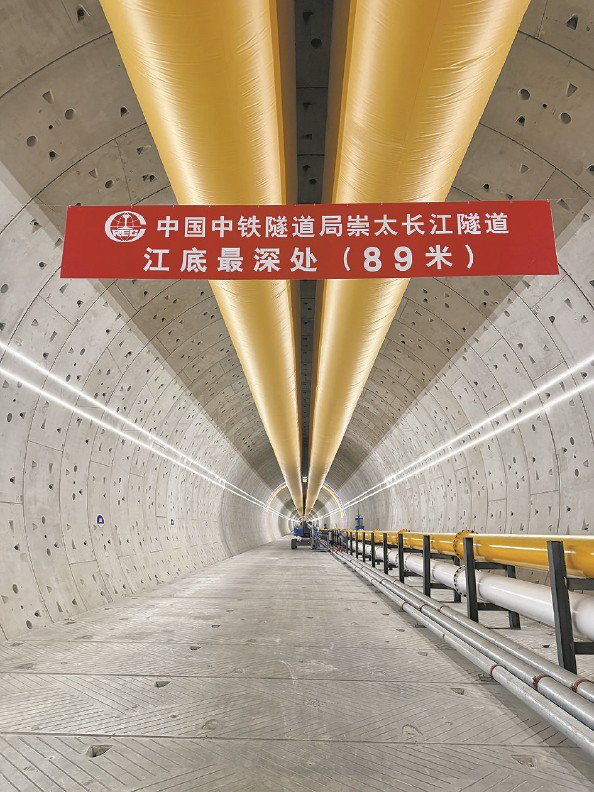             中铁隧道局崇太长江隧道内景  杜雨敖  摄          