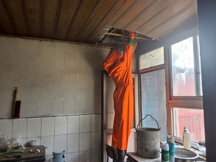 由于蜂巢质地湿重、黏性极大，清理过程十分耗时费力。大兴消防供图