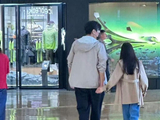秦昊女儿9岁身高开挂！直逼爸爸肩膀，小小年纪藏着超模既视感