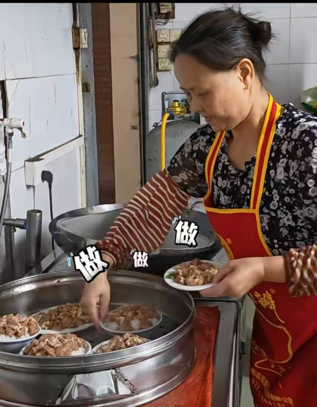 港口镇洪胜食店老板娘黄少欢。 受访者 供图