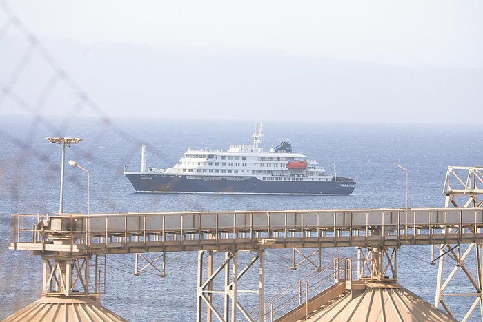     5月4日，荷兰“洪迪厄斯”号邮轮停留在佛得角首都普拉亚的近海海域。 新华社发（埃尔顿·蒙泰罗 摄）