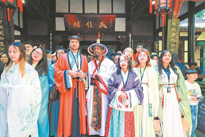     中外青年参与武侯祠沉浸式文化体验。 受访景区供图