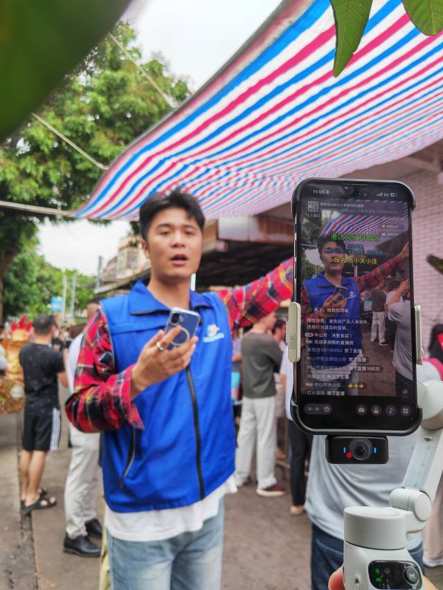 港口镇人社分局、就业驿站工作人员现场“直播带岗”。 受访者 供图
