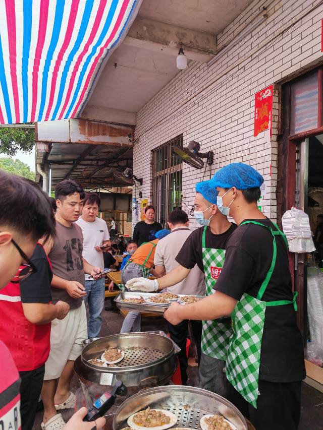 第一批新招聘的员工已经上岗。 受访者 供图