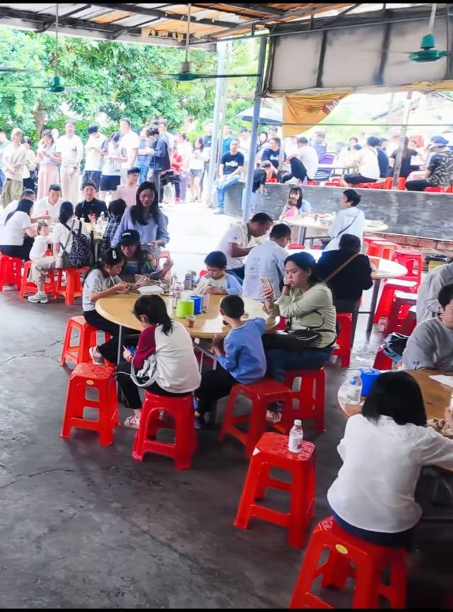 港口排骨饭爆火，现场食客众多。 受访者 供图