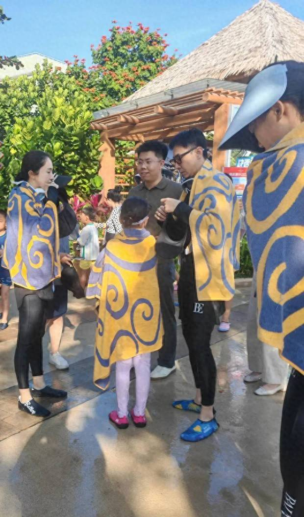 董璇与老公张维伊带女儿三亚度假！小酒窝似出水芙蓉好漂亮|高舒乔|素颜|水上乐园_新浪新闻