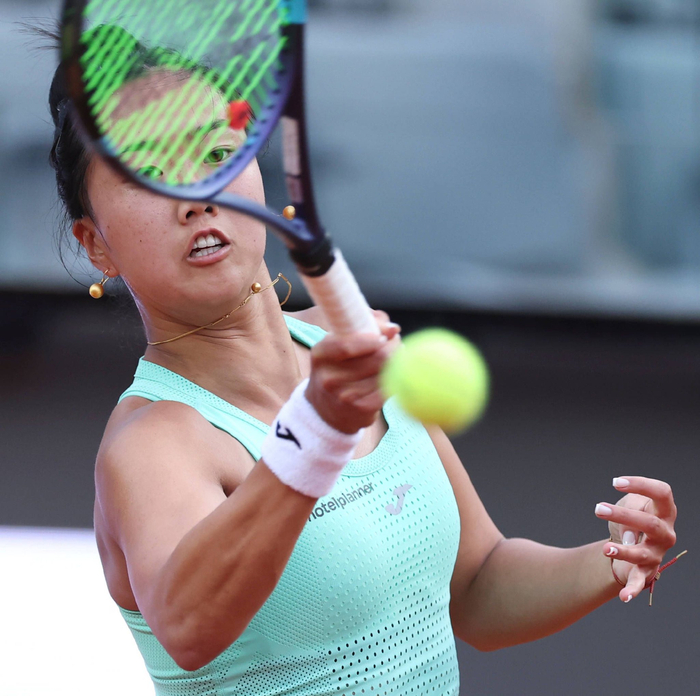 5月5日，李安在比赛中回球。 新华社记者 李京 摄