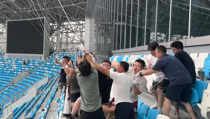 球迷们安装巨幅TIFO （图片来自刀锋球迷协会）