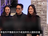 李连杰携女儿现身新书签售会