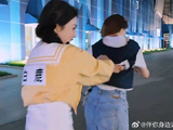 白鹿这期跑男又“白录”了！千辛万苦撕下章若楠名牌，结果却是白费功夫