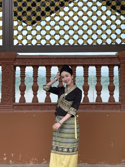 娄艺潇此次体验的傣族传统服饰有什么特别的讲究？|筒裙|女性|短衫|银饰|穿着_新浪新闻