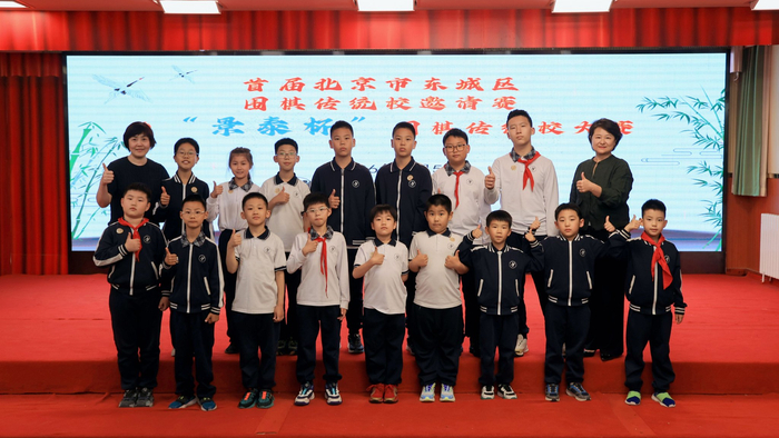 小棋手们在比赛结束后合影留念。学校供图