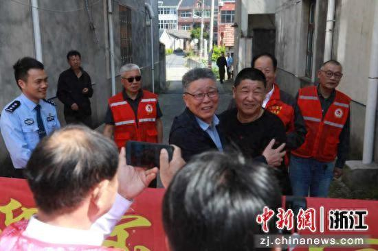 浙江德清，王根荣与亲人相见。德清公安供图