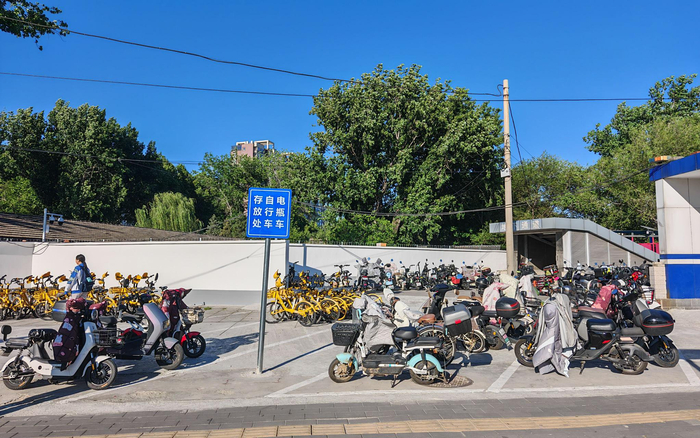 近日，北京双桥地铁站东北角一处闲置边角地被改造为非机动车停放区，能同时容纳160余辆非机动车停放。交管部门供图