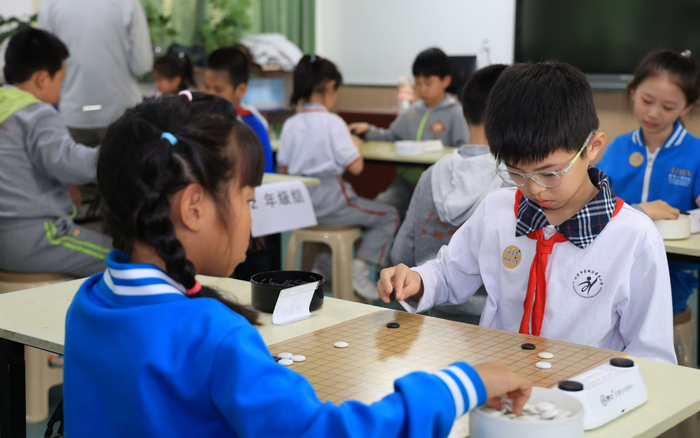 学生们正在对弈。学校供图