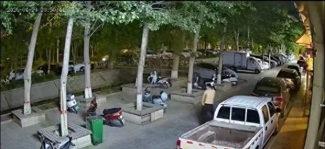 案发周边的监控视频截图 图片来源：上游新闻