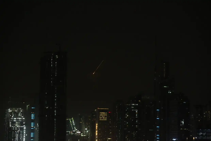 这是2月28日在阿联酋迪拜拍摄的夜空中的火光。新华社记者温新年摄