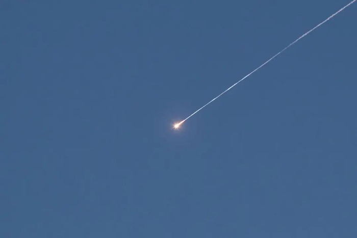 3月17日，在耶路撒冷上空，以军防空拦截弹击中导弹，导弹碎片落下。新华社记者陈君清摄