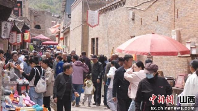 “五一”假期，山西省平遥县东泉镇水磨头村“山货集市”开集。平遥融媒 供图