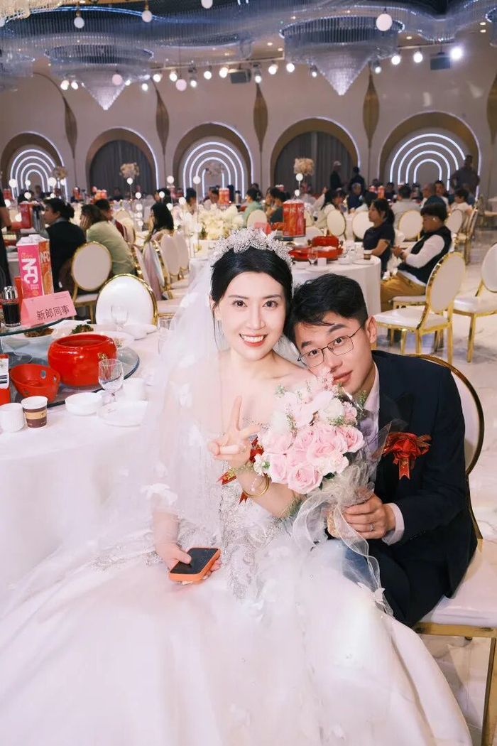 新娘和新郎的婚礼照片。（图源当事人社交平台）