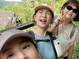 SHE三人爬山！Ella戴老花镜，田馥甄齿痕抢镜，任家萱手惹人心疼