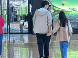 秦昊带女儿逛街被偶遇九岁米粒已长到爸爸肩膀