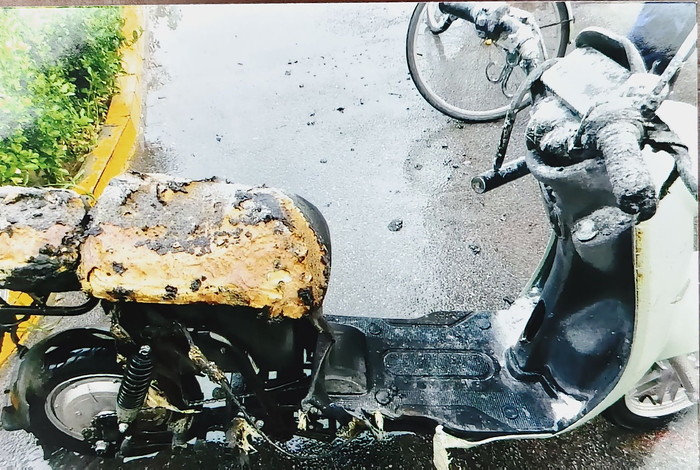 原告被烧毁的电动自行车。朝阳法院供图