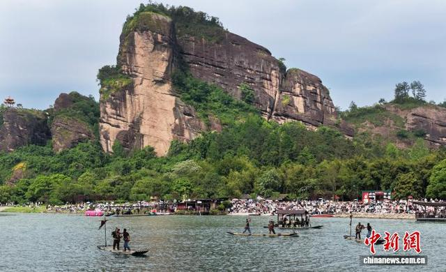 “五一”假期，在龙虎山景区游玩的游客。 舒鹏 摄