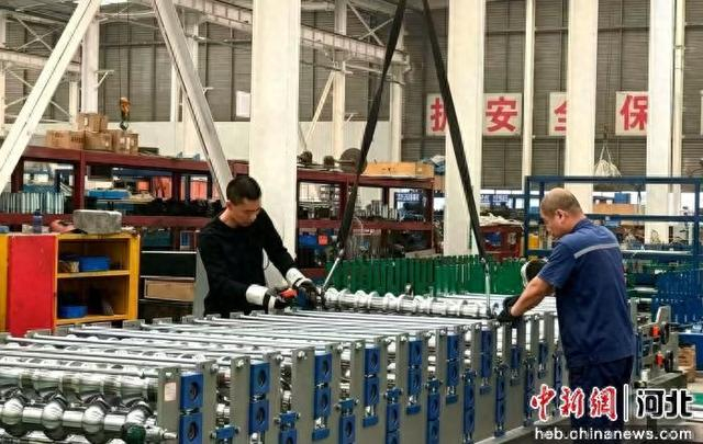 图为工作人员正在调试一台大型冷弯成型机。 李智婷 摄