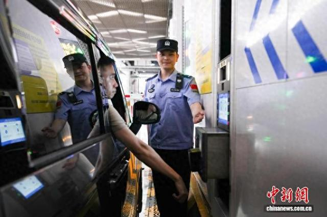 5月7日，广东横琴口岸，横琴边检站执勤民警指引车主经联合一站式通道便捷通关。何天洋 摄