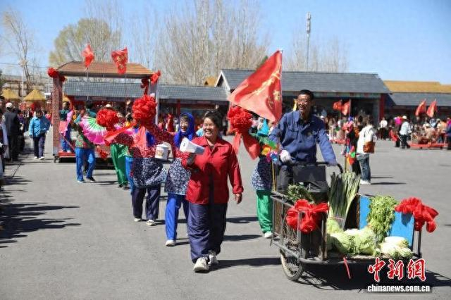 图为满载时令蔬菜的三轮车依次亮相，热闹的展演再现了乡土生活的烟火气。韩双龙 摄