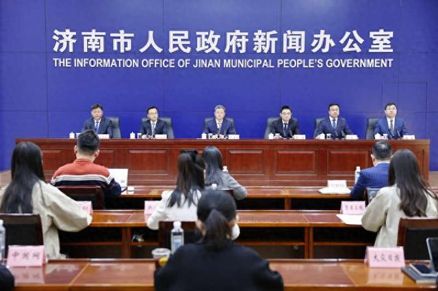 “开局起步‘十五五’勇当排头兵建设强省会”专题新闻发布会现场。济南市人民政府新闻办公室供图