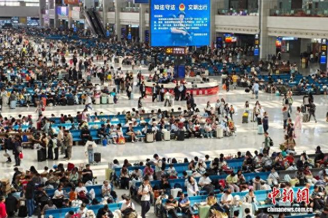 图为重庆北站候车厅的旅客。汪亮 摄