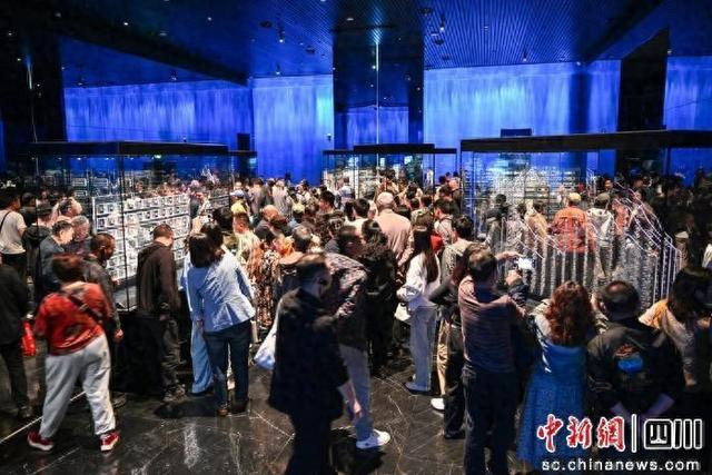 江口沉银博物馆人气旺。记者 刘忠俊 摄