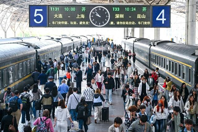 5月1日，旅客在南京火车站出行。新华社发（杨素平 摄）