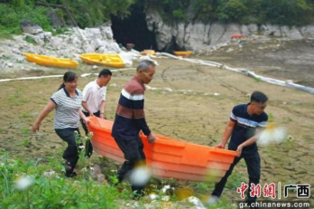 图为村民清理泉池周边及引水渠道。兰德波 摄