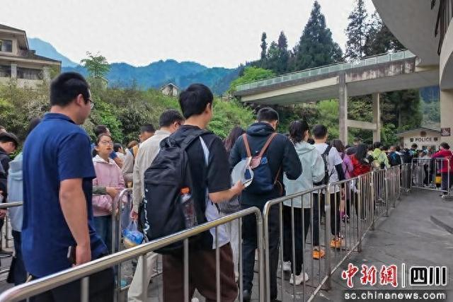 瓦屋山景区游客有序排队。唐磊 摄